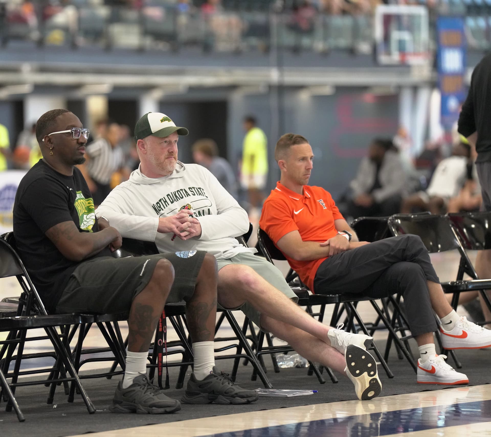Jarrell Strong speaking with college coaches courtside